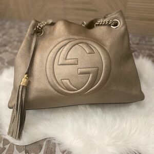 Gucci Soho Chain Shoulder bag metallic champagne gold leather. Interlocking G